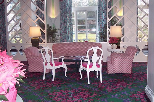 A lounge at the Greenbrier exemplifies the Draper style: layers of bright colors and vivid patterns. Photo by A.D. Maust/Wikipedia.
